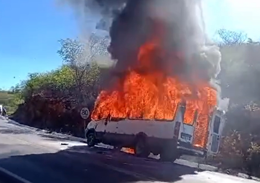 Van de Feira de Santana pega fogo na Serra dos Brindes, em Guanambi