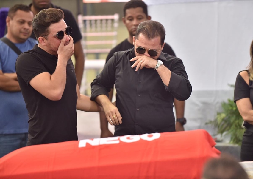 Em velório, Wesley Safadão fica aos prantos ao ver cantor Gabriel Diniz em caixão