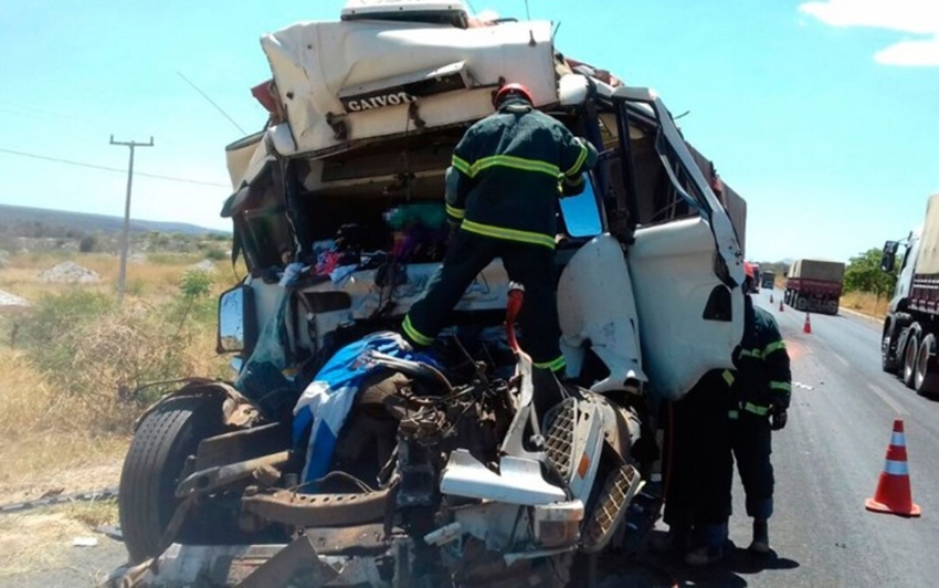 Motorista de carreta morre após bater contra caminhão na BR-242, no Oeste da Bahia