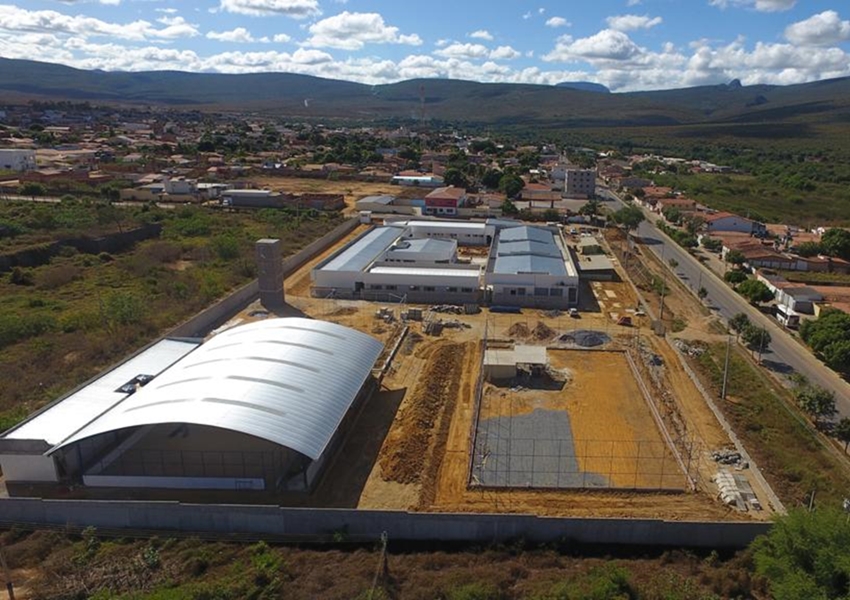 Novo colégio de Ituaçu: Prefeito Phellipe Brito visita obra em fase de conclusão