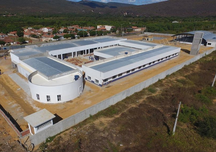 Novo colégio de Ituaçu: Prefeito Phellipe Brito visita obra em fase de conclusão