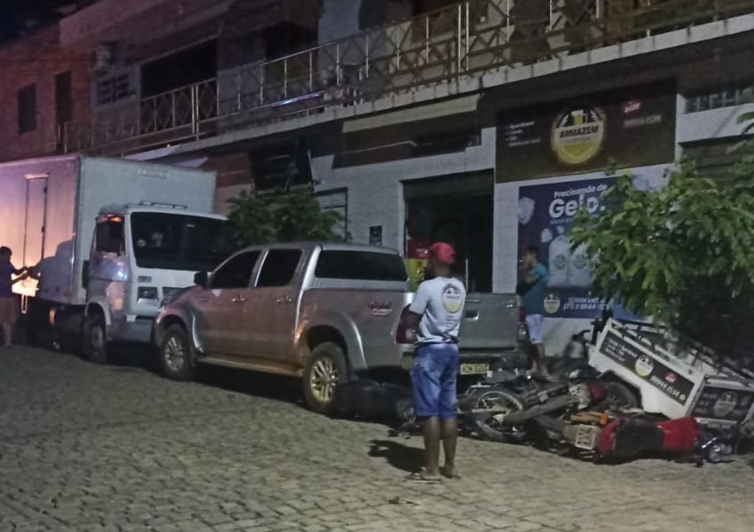 Caminhão baú invade contramão e arrasta caminhonete e motos em Livramento