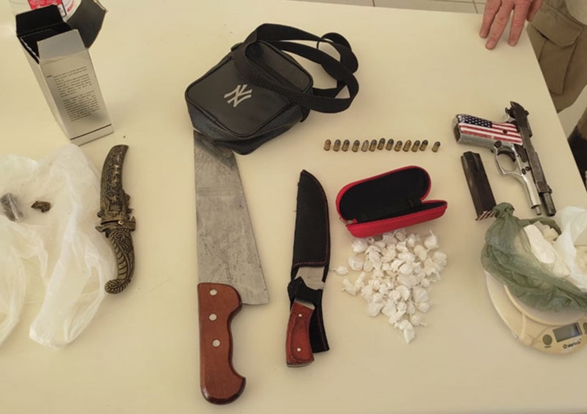 Foragido da justiça é preso com arma e drogas em Caetité