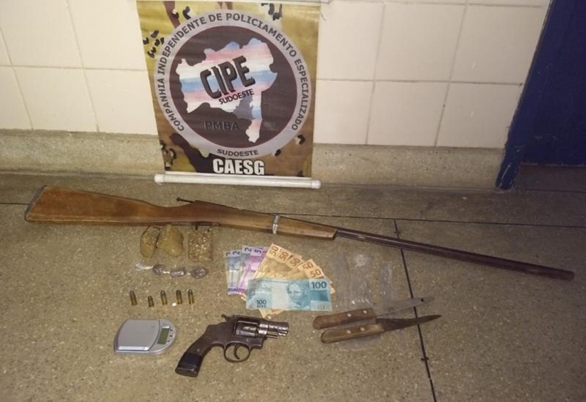 Homem é detido em Barra da Estiva acusado de Tráfico de Entorpecentes e Porte/Posse Ilegal de Arma de Fogo