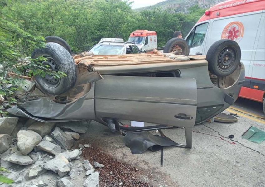 Motorista fica ferido após carro colidir contra parede de pedra e capotar na BA-148