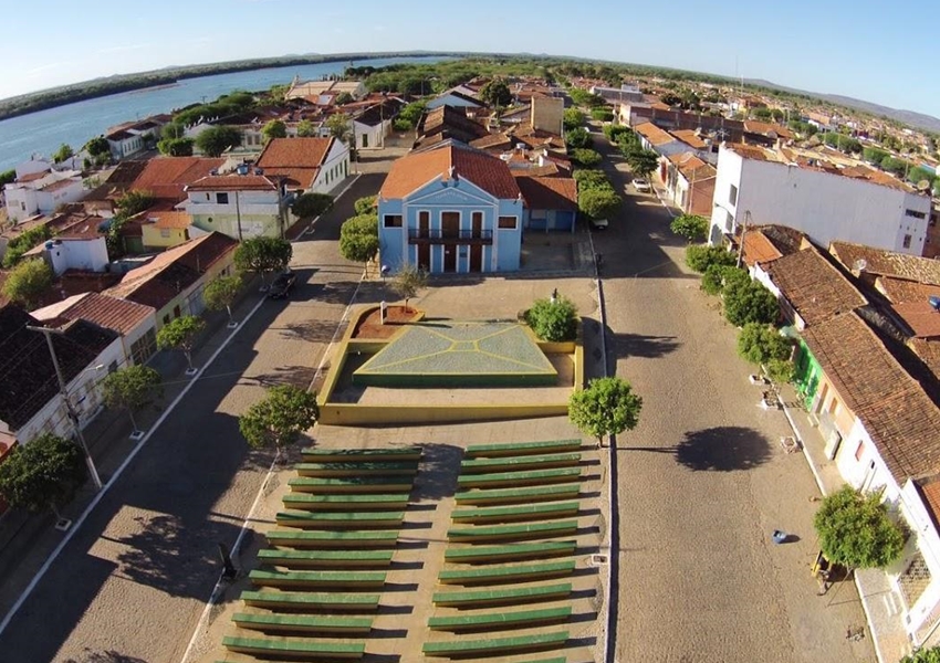 Mulher é presa em flagrante por acorrentar filho de 12 anos
