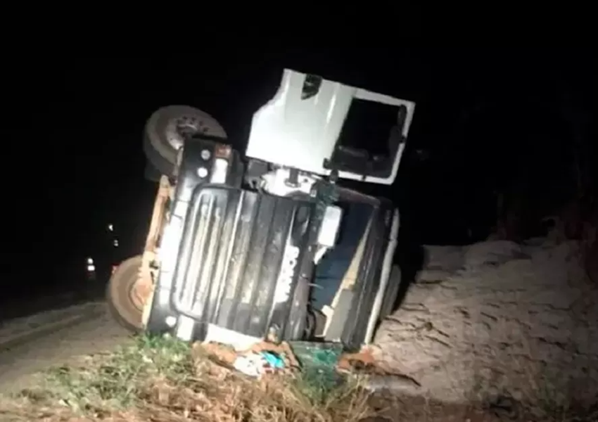 Carreta carregada com cimento tomba na BR-030 em Caetité