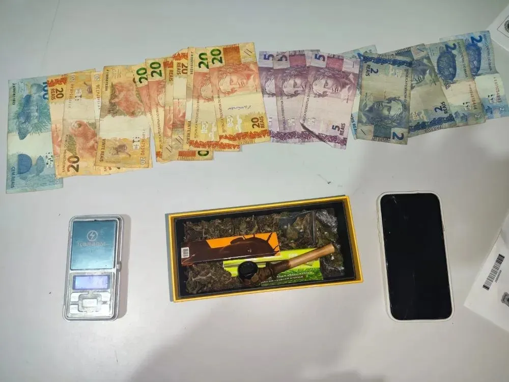 Polícia Rodoviária apreende droga com motociclista na BA-026, em Tanhaçu