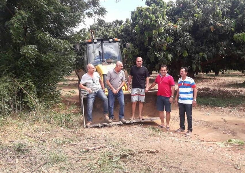 Prefeitura realiza abertura de rua no Bairro Barriguda