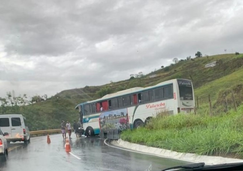 Ônibus bate de frente com carreta na Serra do Marçal; não houve feridos