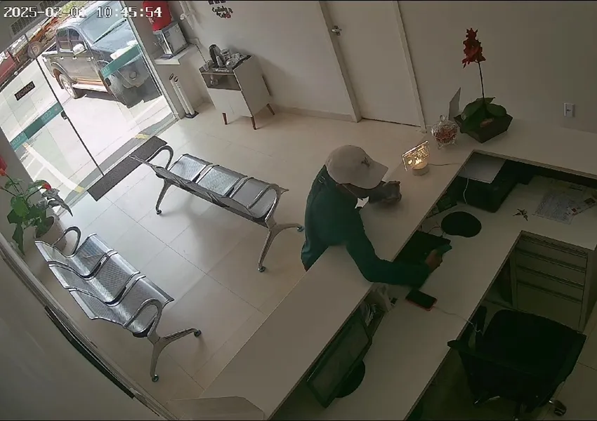 Homem é flagrado furtando aparelhos celulares em Paramirim