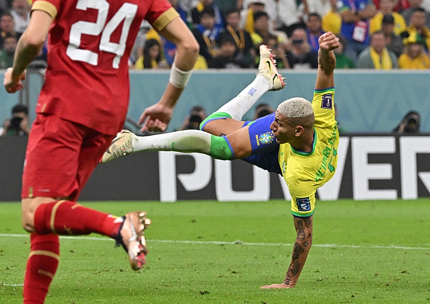 Estreante na Copa, Richarlison faz 2 gols contra a Sérvia e dá vitória ao Brasil em primeiro jogo da seleção