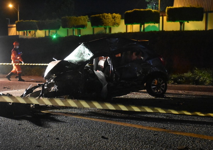 Motorista de carro morre após batida do veículo com caminhões no anel rodoviário de Vitória da Conquista