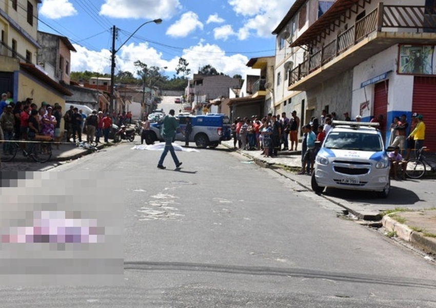 Dois adolescentes são mortos a tiros e outros dois baleados em frente a escola em Vitória da Conquista