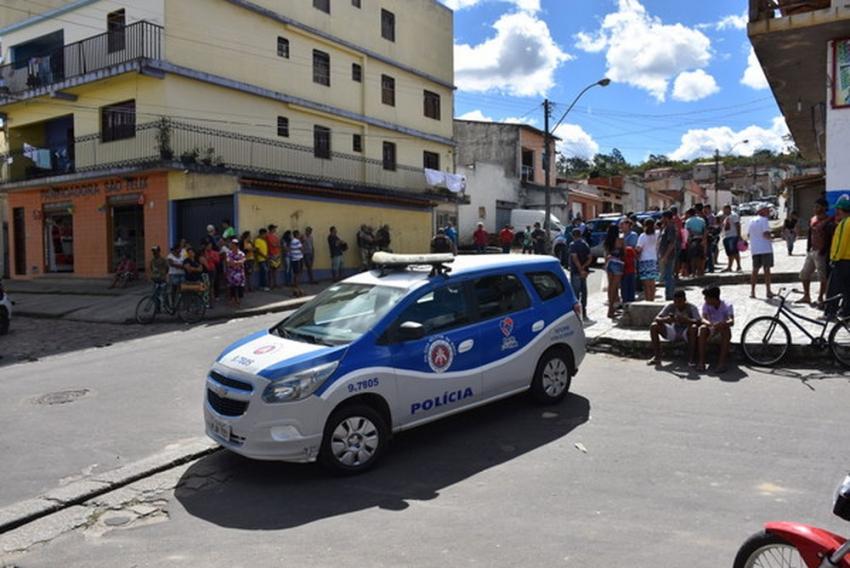Dois adolescentes são mortos a tiros e outros dois baleados em frente a escola em Vitória da Conquista