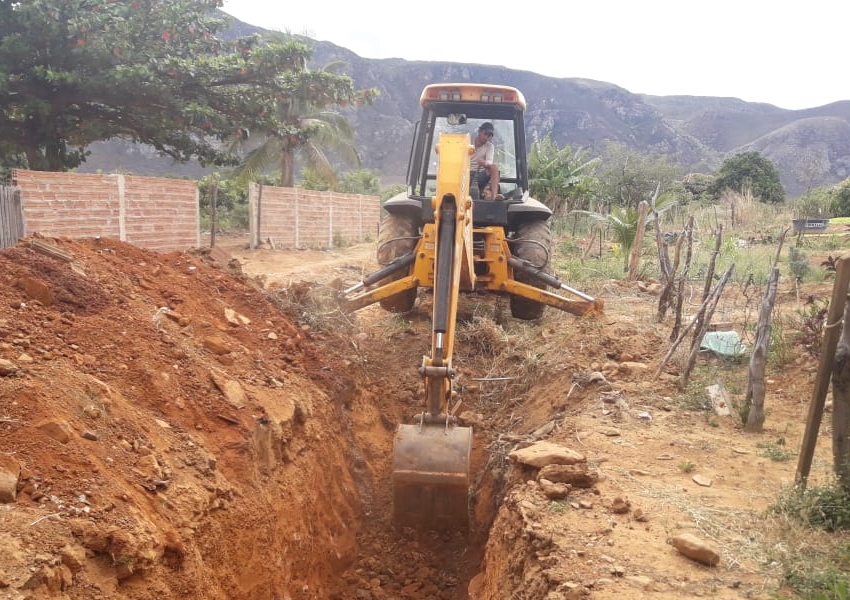 Livramento: Prefeitura realiza serviços de canalização e drenagem em riacho na comunidade de Amola Faca