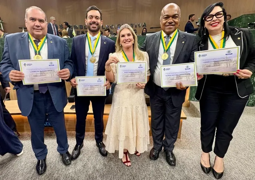 Presidente da ALBA, Ivana Bastos, e comitiva baiana recebem a maior honraria do Estado de Goiás