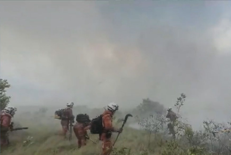 Incêndio atinge área de vegetação no Vale do Capão, na Chapada Diamantina