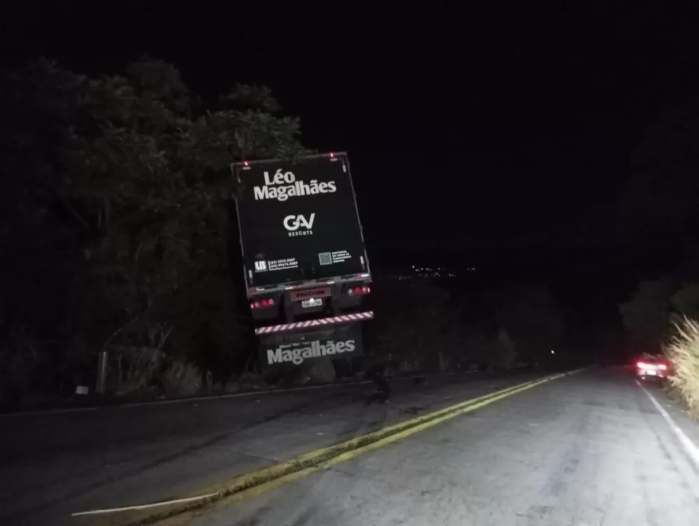 Carreta com equipamentos do cantor Léo Magalhães sofre acidente na BA-148 entre Livramento de Nossa Senhora e Rio de Contas