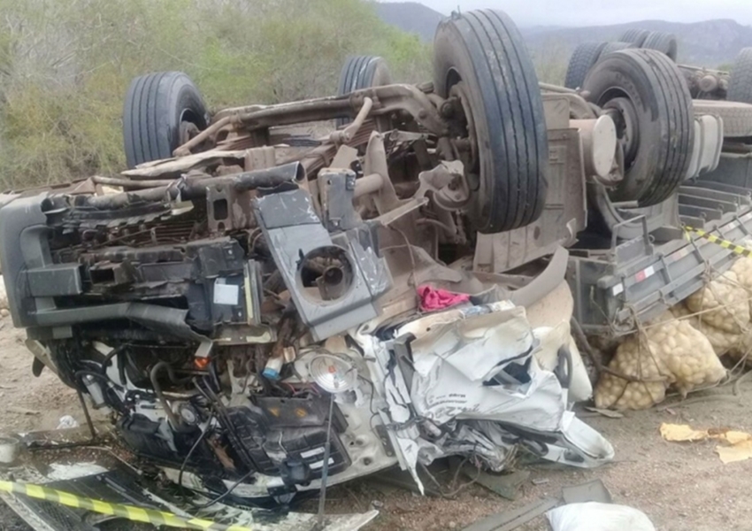 Caminhão de batatas tomba e motorista de 24 anos morre na BR-116