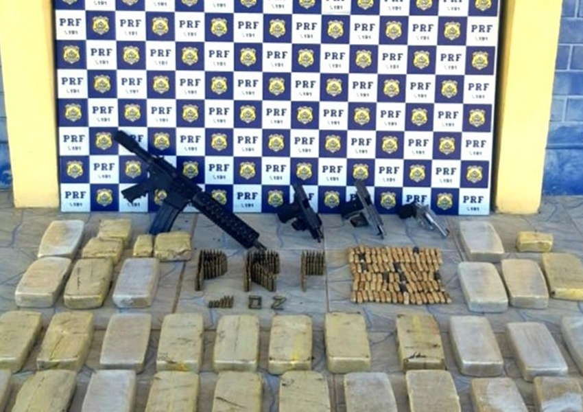 Ibotirama: PRF apreende fuzil, pistolas, revólver e pasta base de cocaína na BR 242
