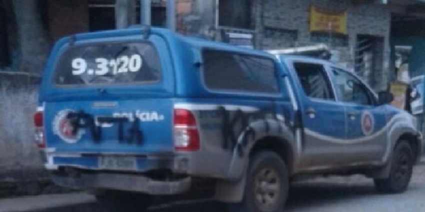 Após tiroteio, viatura da PM é apedrejada e pichada em Salvador