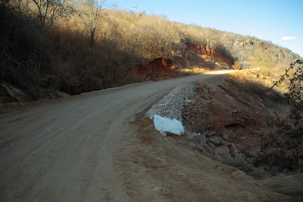 Estrada entre São Timóteo e Juazeiro recebe melhorias da Seinfra em Livramento