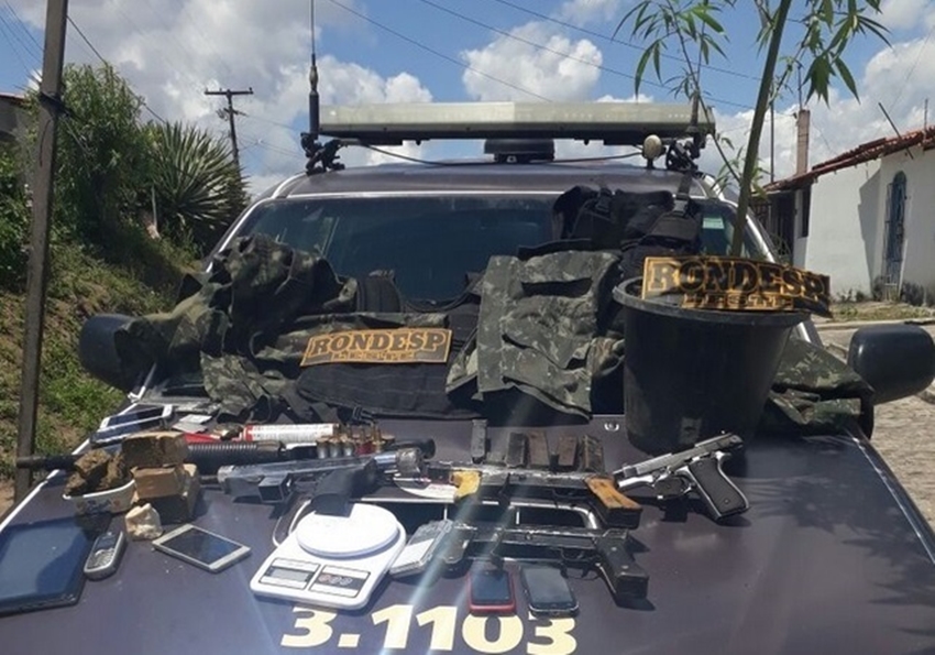 Feira de Santana: Homens com submetralhadoras, espingarda calibre 12 e uma pistola são presos