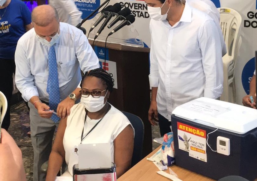 Primeira vacinada na Bahia pega Covid-19 antes de tomar a 2ª dose; entenda como é possível
