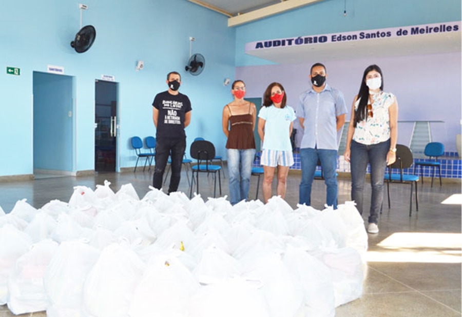 120 cestas básicas são doadas em Brumado e Livramento