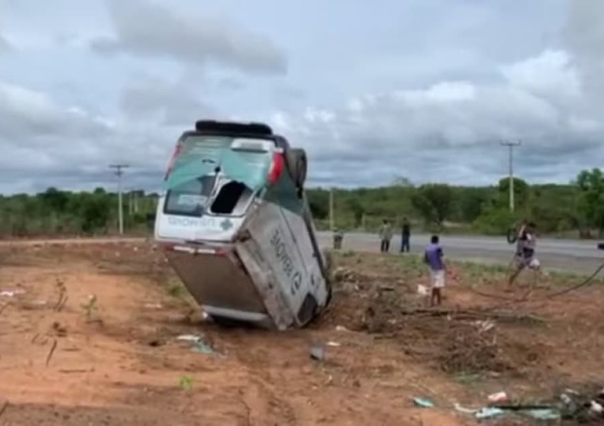 Ambulância capota em Correntina, mas não deixa feridos graves