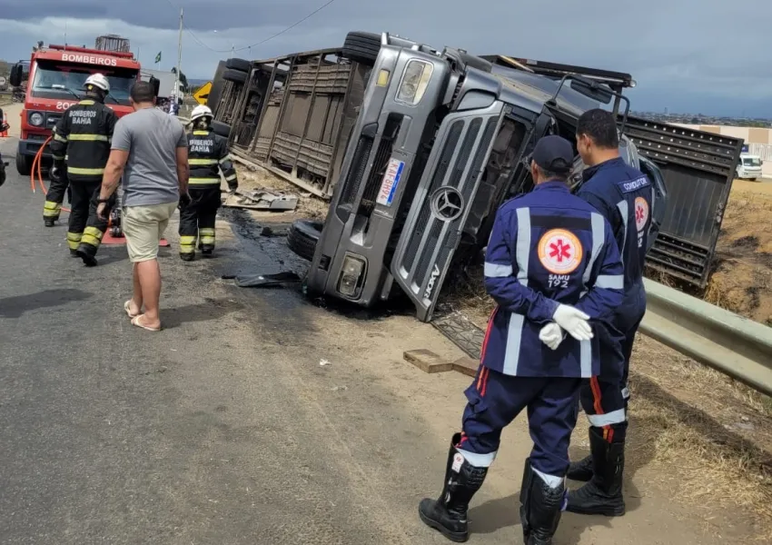 Tombamento de carreta com 11 veículos deixa vítima em Vitória da Conquista