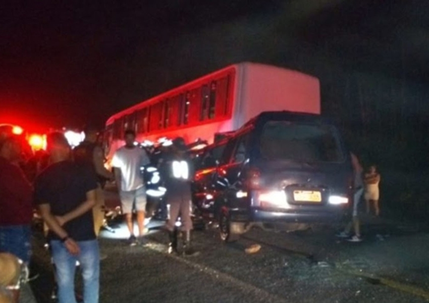 Sudoeste: quatro pessoas morrem e 10 ficam feridas em batida entre van e ônibus