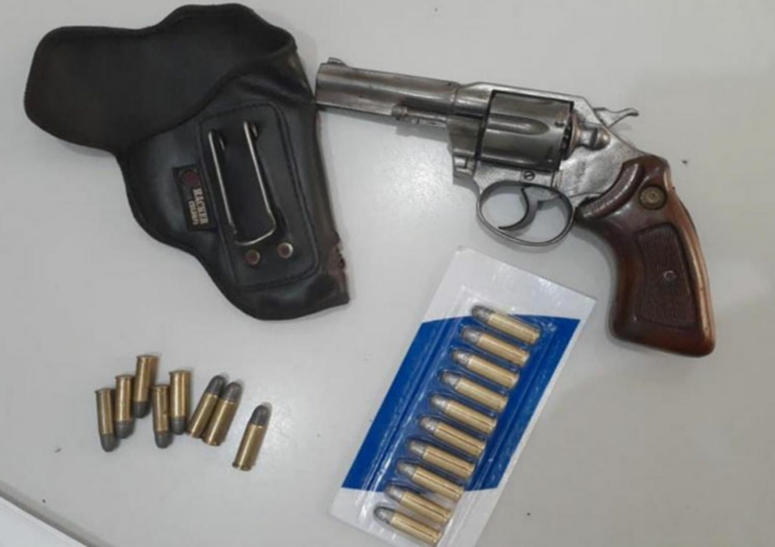 Brumado: Acusado de ameaçar divulgar vídeos íntimos da ex-mulher é preso por porte ilegal de arma de fogo