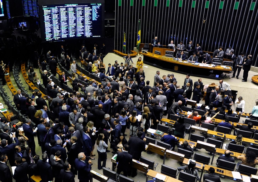 Câmara dos Deputados derruba decreto sobre sigilo de documentos e impõe primeira derrota ao governo