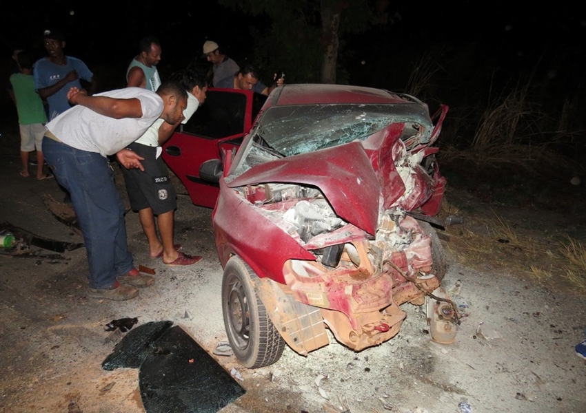 Mulher morre após desviar de pneu em rodovia e bater de frente com outro carro