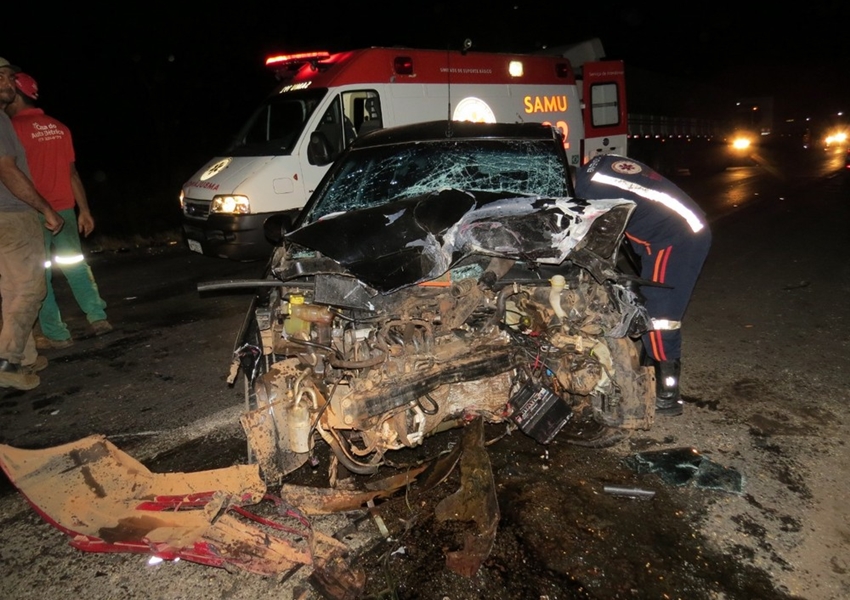 Mulher morre após desviar de pneu em rodovia e bater de frente com outro carro