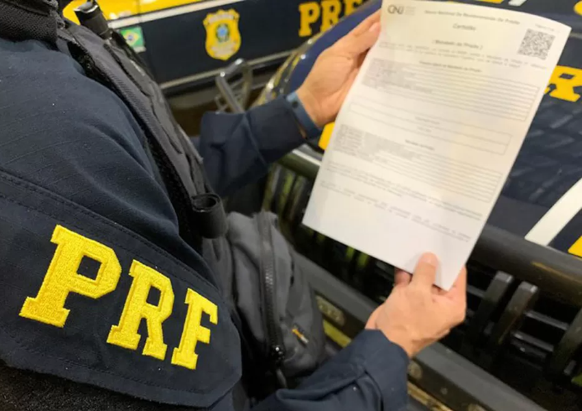 PRF cumpre mandado de prisão e prende passageiro de ônibus na BR 116