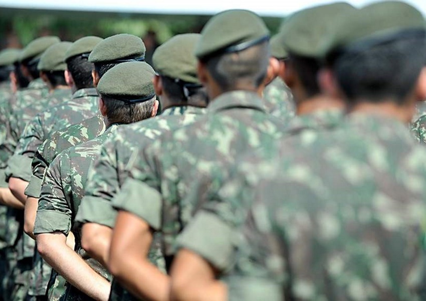 Quase 1,6 mil militares receberam mais de R$ 100 mil por mês