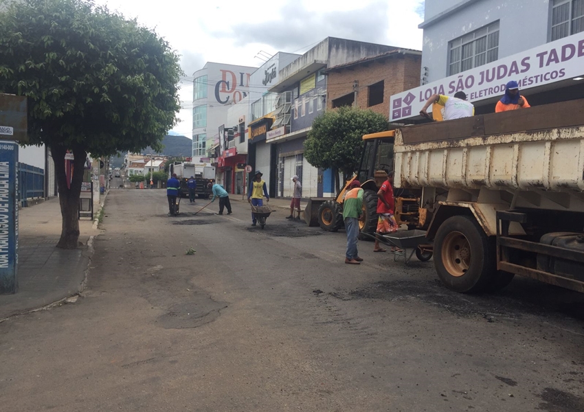 A Prefeitura de Livramento intensifica o trabalho de recuperação asfáltica da cidade