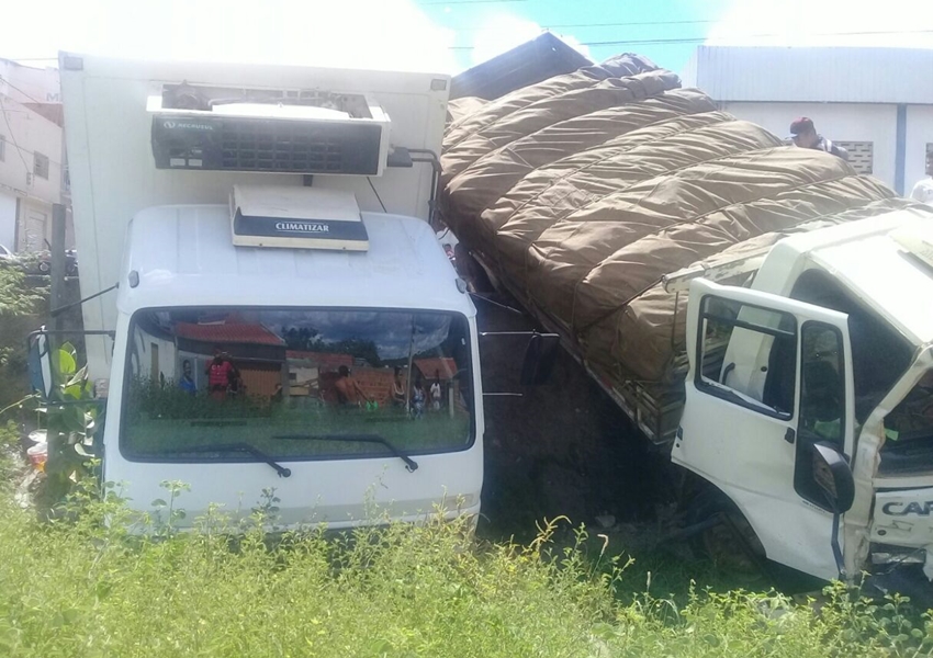 Brumado: Com problemas nos freios, caminhão desce rua, atinge outro caminhão e motociclista