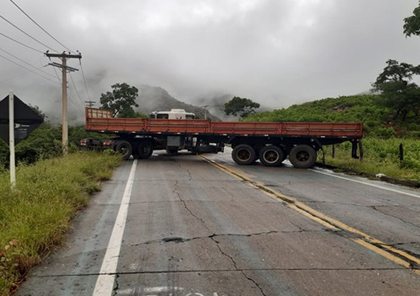 Carreta quebra e interdita BA-148, trecho da Serra das Almas, em Rio de Contas