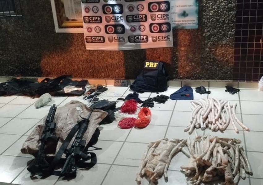 Homem é preso com dois fuzis e dinamites dentro de carro roubado em rodovia