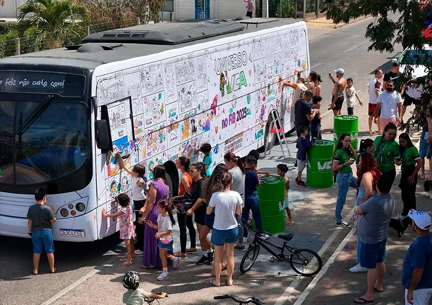Ônibus interativo da VCA leva arte e lazer às ruas de Vitória da Conquista