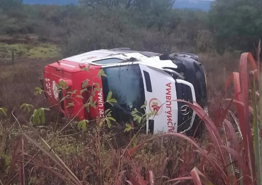 Ambulância do Samu capota na BR-242 em Oliveira dos Brejinhos; equipe sai ilesa
