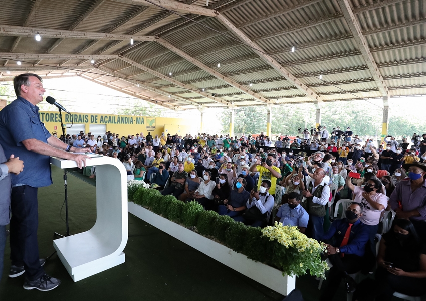 Governo do Maranhão multa Bolsonaro por provocar aglomeração e não usar máscara