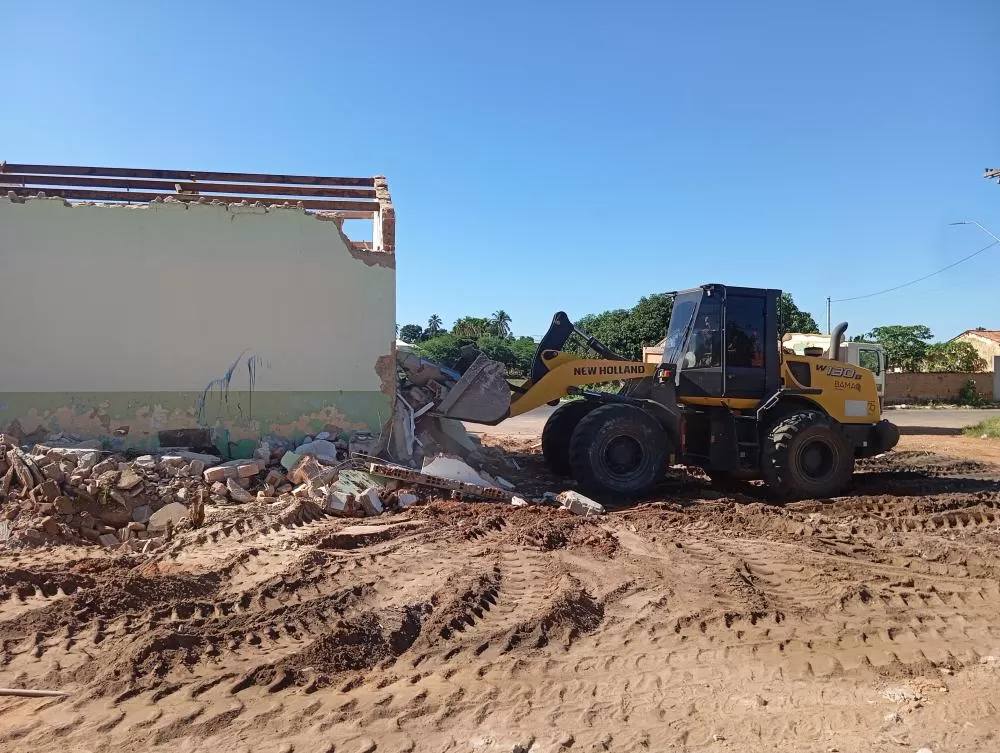 Prefeitura de Livramento inicia demolição de escola desativada para ampliar praça no Bairro Rua do Areião
