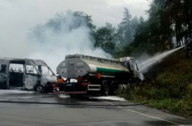 Batida entre caminhão e van causa explosão entre Candeias e São Francisco do Conde