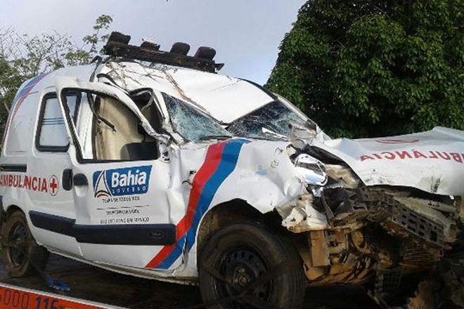 Idosa levada em ambulância morre em acidente na BR-116