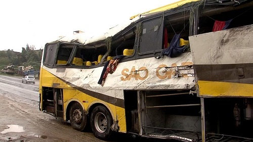 Acidente com ônibus deixa três mortos e 20 feridos na BR-101